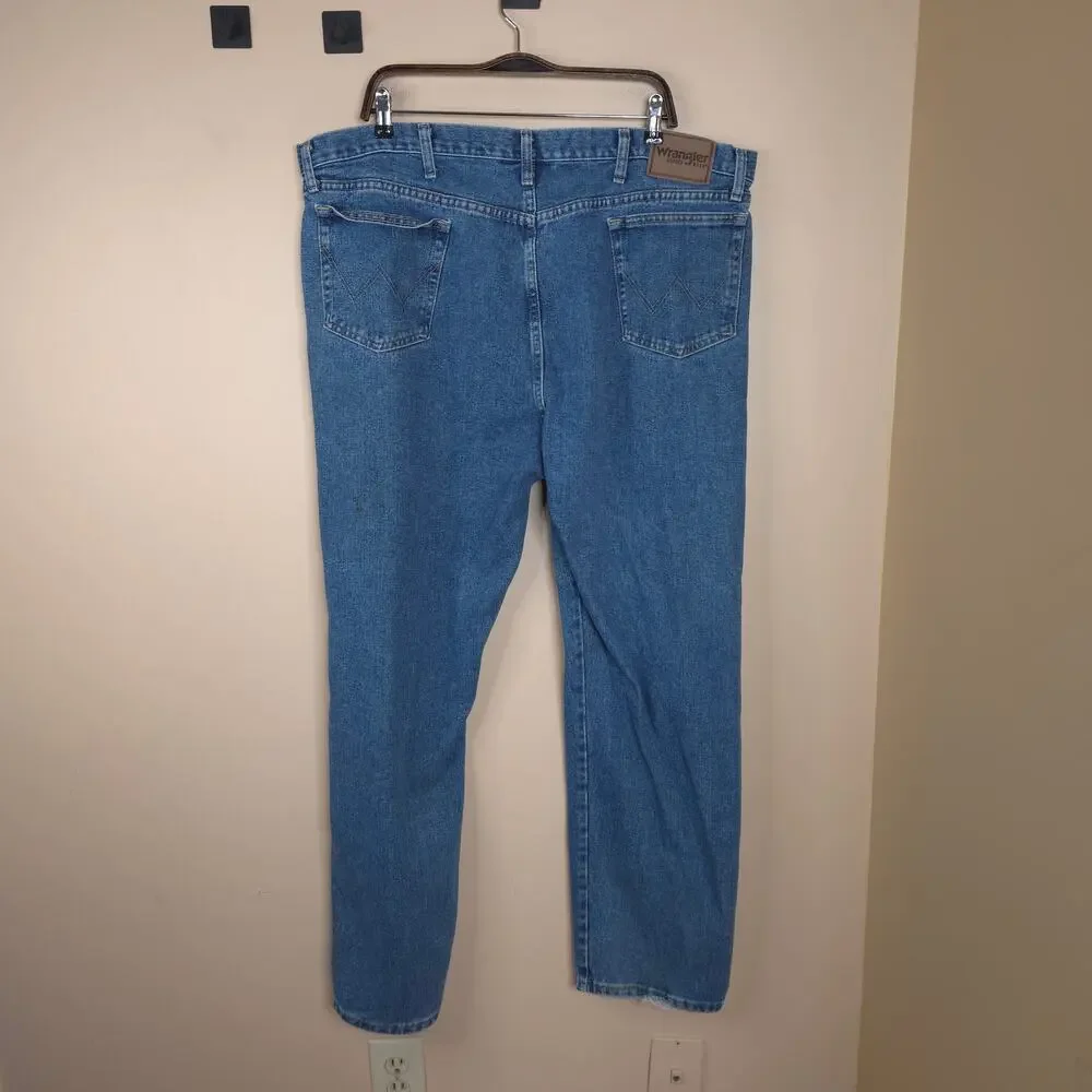 Wrangler Men's Rugged Wear Relaxed Fit Jeans in Medium Wash Size 44x32